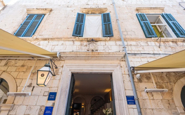 Two Stars Two Beds Downtown Apartment