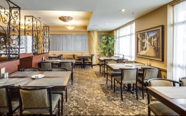 Monte Carlo Inn Oakville Suites