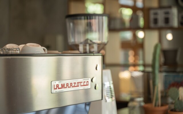 SUNKISS pool.bed.cafe