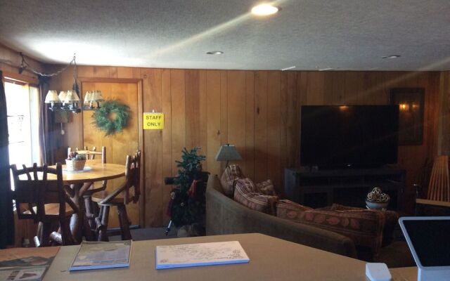 Sunshine Motel and Cabins