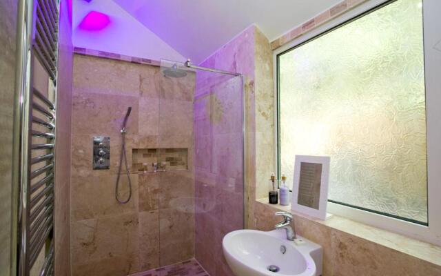 Large 2 bedroom Apt - Near Beach - Free parking