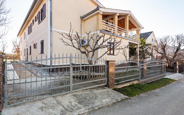 Holiday Home in Jasenice Near Maslenica Beach