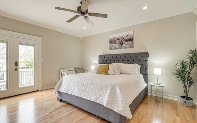 Brenham Rental w/ Deck & Yard < 1 Mi to Downtown!