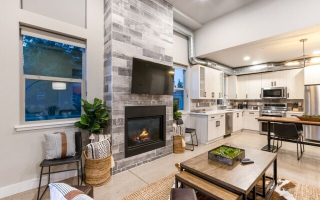 Old Town Modern New Build: Rftp Spa W/ Mtn Views!