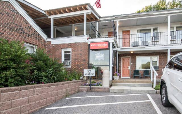 Econo Lodge Inn & Suites