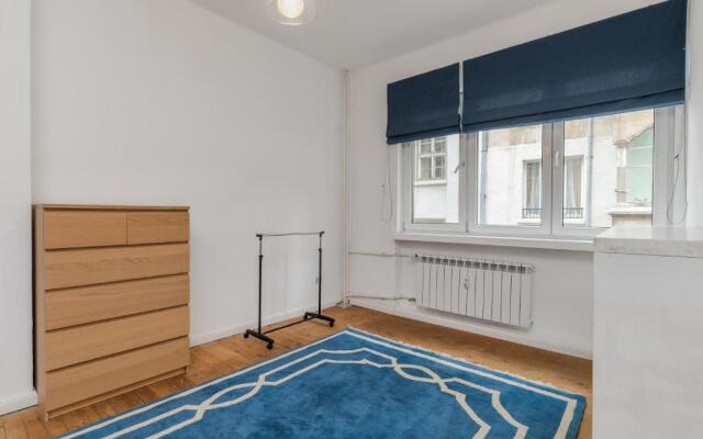 That 70's Apartment ~ Top Center with Balcony