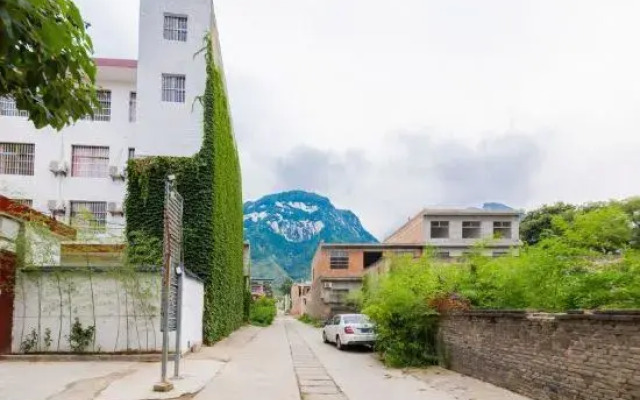 Cenxi Hotel (Huashan Scenic Area)