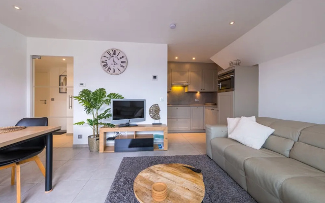 Apartment With Sunny Terrace