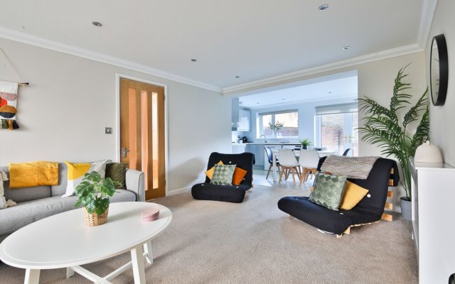 Bright & Airy 3-Bed with Parking