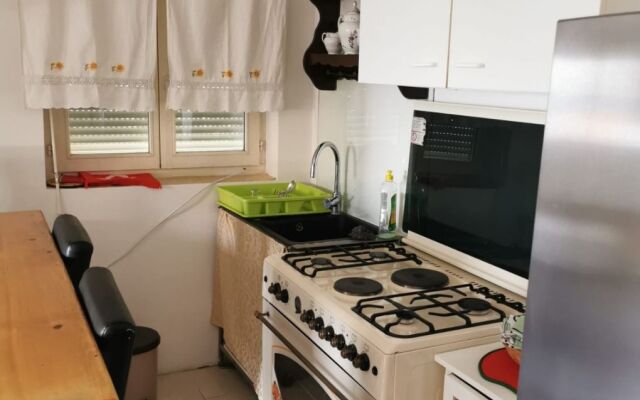 Apartment Renko - 100 m from the sea : A1 Omis, Riviera Omis
