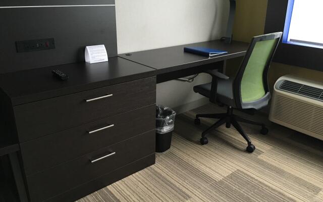 Holiday Inn Express & Suites Oswego by IHG