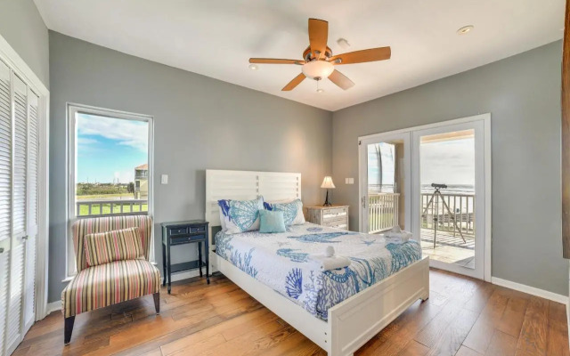 Oceanfront Galveston Beach House: Steps to Sand!