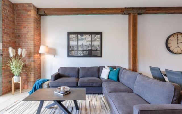 Luxury 3 brm 2 bath Woolstore apt with Courtyard