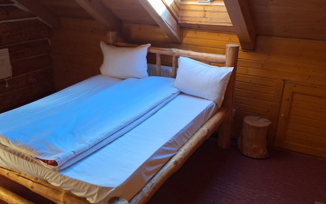 Chalet Rosehip Flowers 4-6 Traveling