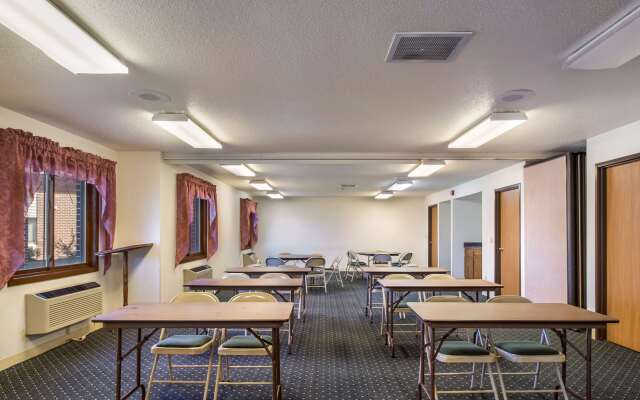 Motel 6 Saukville, WI