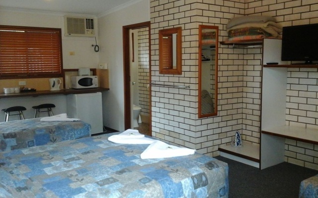 Emerald Tower Motor Inn – Guest Rooms – Emerald
