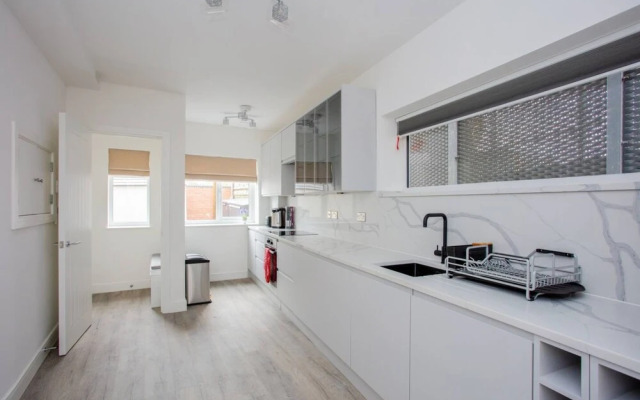Bright 1 Bedroom Apartment in West London