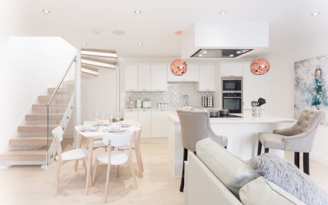 Modern, Brand New Townhouse in Bath