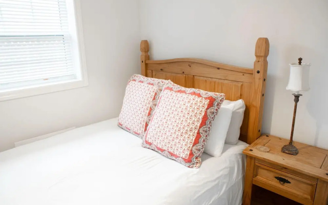 Detached Victorian Style Tiny Home - Long Stays U7