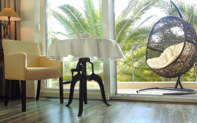Refresh Boutique Apartments