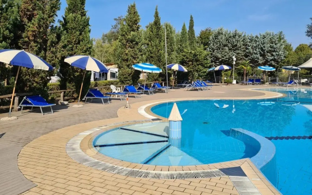 Comfortable Campsite-chalet G10 Tuscany Near sea