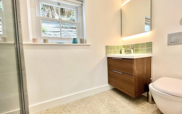 The Vicarage Newlyn 1 Bed River View Parking