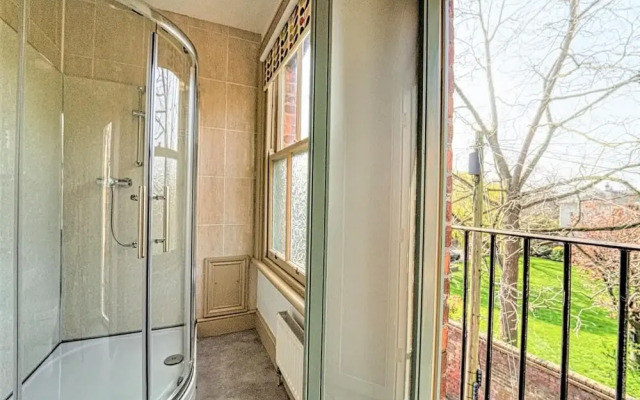 Host Stay Upper Tything Apartment