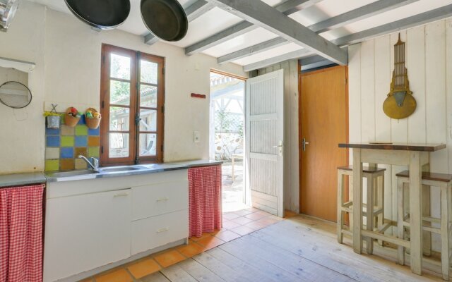 Holiday Home in Laluque with Terrace, Garden And Barbecue