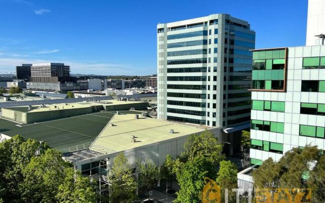 Light & Lovely in Canberra's CBD - 1BR Apt w/Carsp