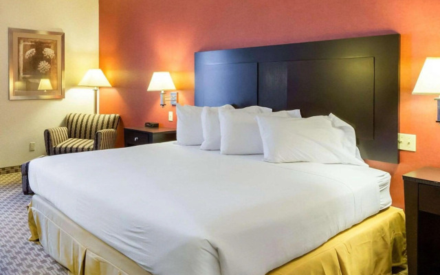 Quality Inn & Suites Oakwood Village - Cleveland South