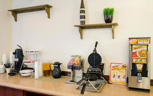 Econo Lodge Inn and Suites