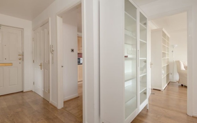Spacious Flat In Stockbridge