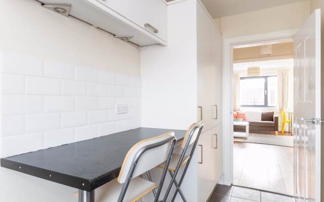 Central Flat in Londons Battersea Sleeps 6