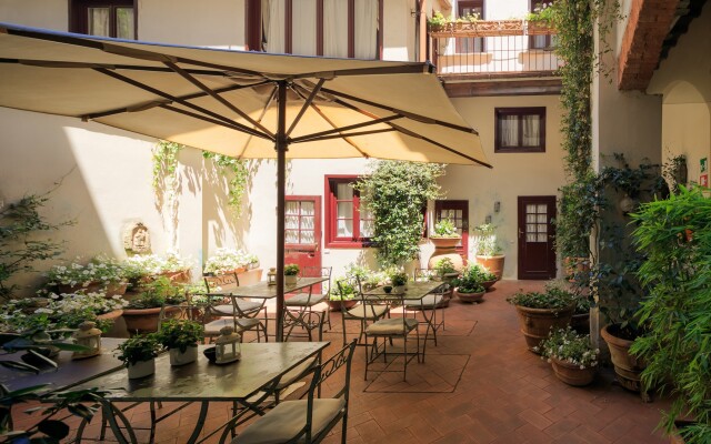 J And J Historic House Hotel