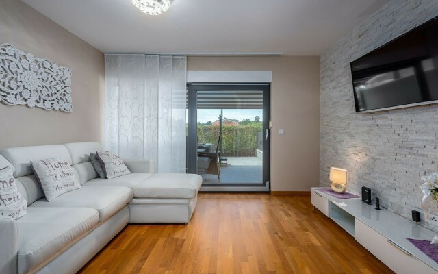 Modern Holiday Home With Terrace and Outdoor Jacuzzi