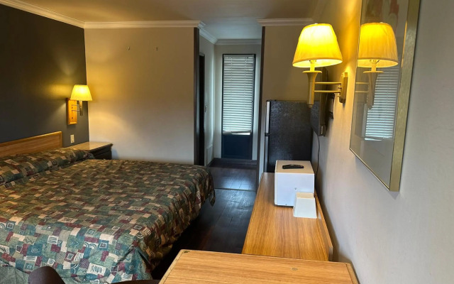 Palm Inn Hotel near Tyler Mall Riverside