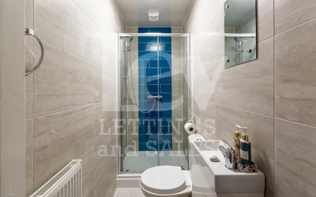 Lush Apartments 4 Bedroom House Claude