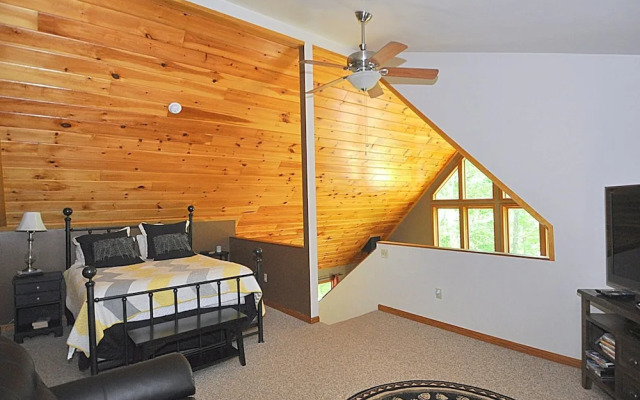 Sqyrls Nest - 3BR Retreat With a Hot Tub