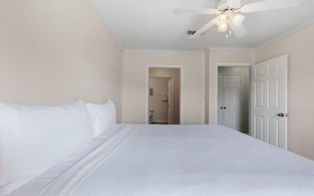 3b/2b w/ Pool & Tennis Court, Sleeps 6