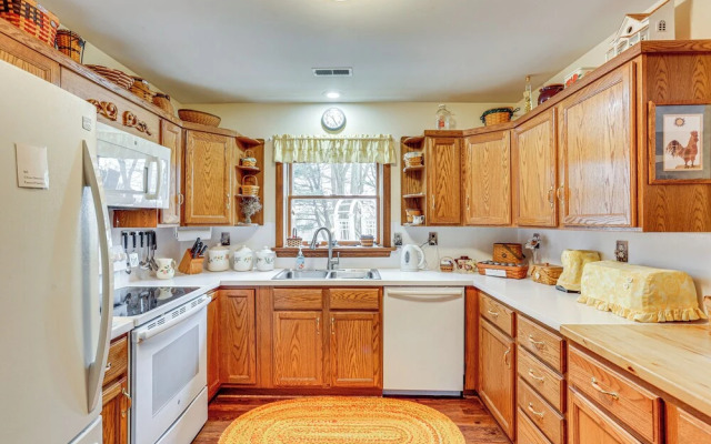 Charming Apartment w/ Yard & Beautiful Gardens!