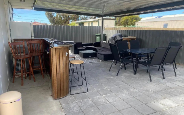 Investigator Beach Breeze Apartments U3