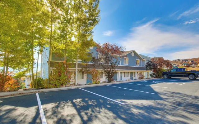 Spacious Garden City Townhome w/ Lake Views!