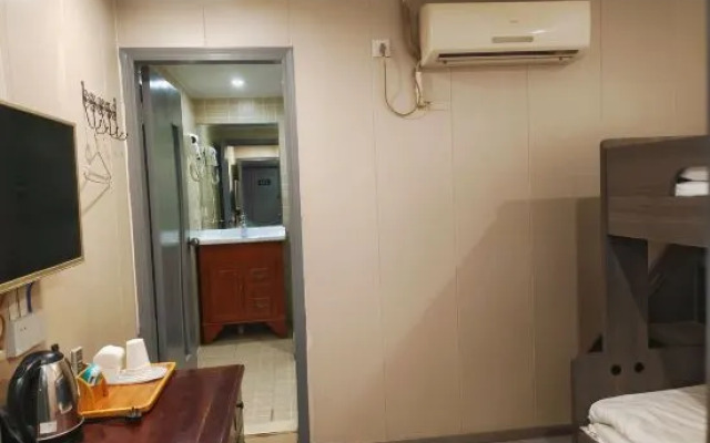 Yunhai Electric Sports Hotel (Yan'an West Road Subway Station)