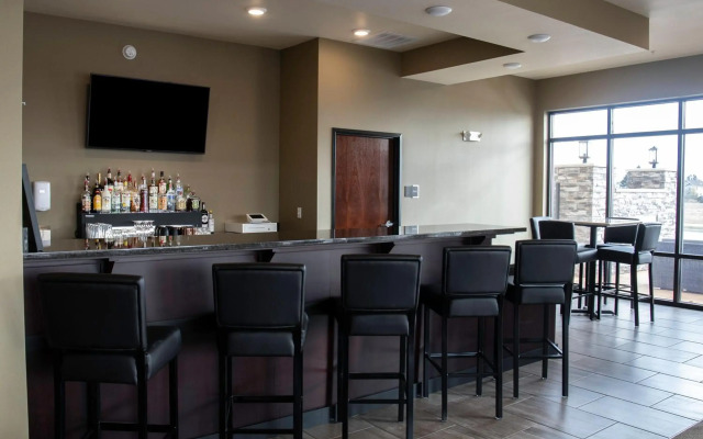 Cobblestone Hotel & Suites - Two Rivers