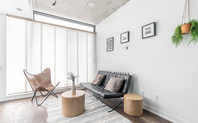 Stylish and Bright 1BR Condo King West