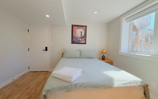 Cozy Rooms in Bright Walkout Suite - Newly Renovated 2026