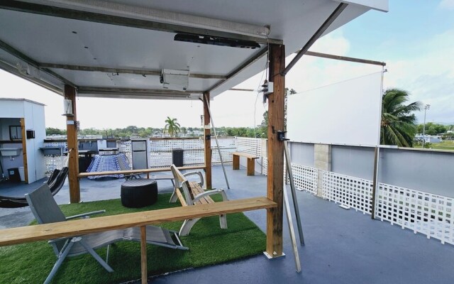 "cozy and Modern Apartment Black & White With Jacuzzi on Terrace"