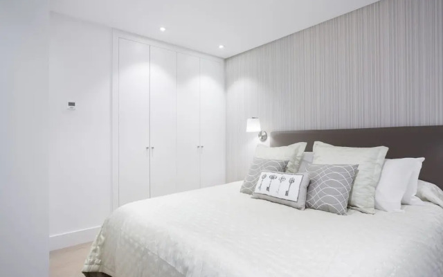 Velazquez Apartments by FlatSweetHome