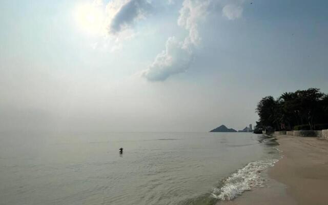 La habana 54 with large balcony and pool view!