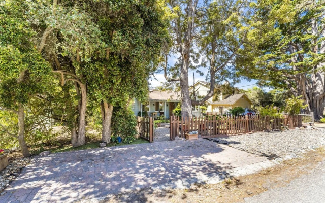 Quaint Carmel - Bungalow Close to Beach